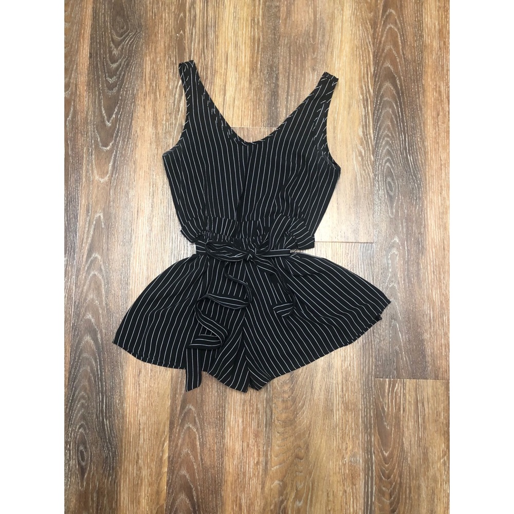 💜 black and white romper with paper bag style